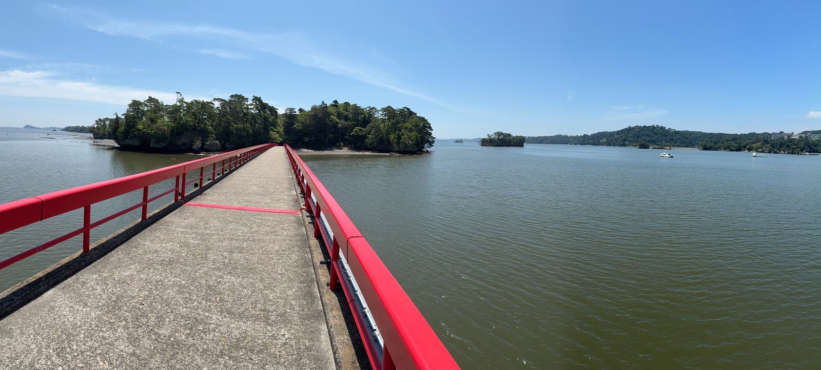 福浦橋 - 縁結びの橋として知られる松島の朱色の橋