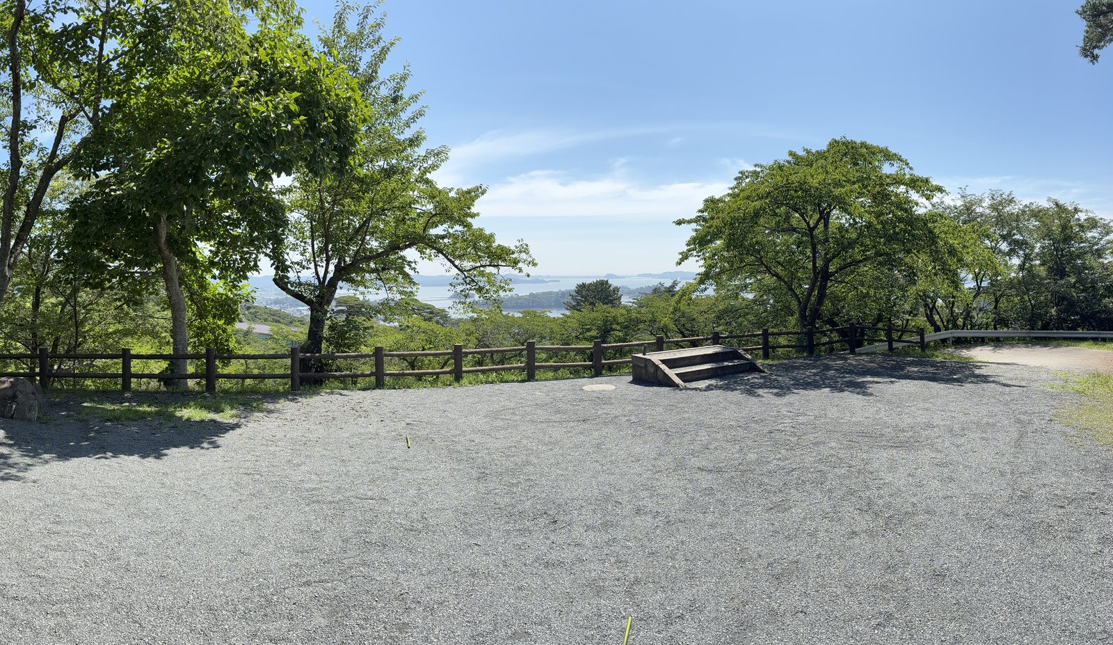 西行戻しの松公園 - 松島湾を見渡せる桜の名所